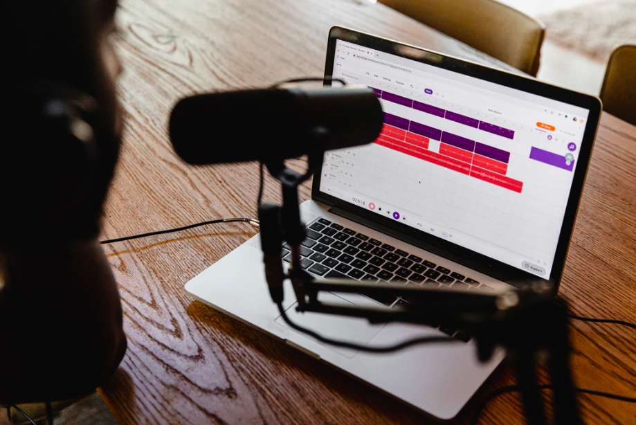 Designs.ai - Aumenta tu audiencia de podcasts con estos 5 sencillos pasos, planificación y grabación de podcasts